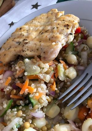 Una foto de Ensalada de quinua, lentejas y verduras con filete de pollo 😋