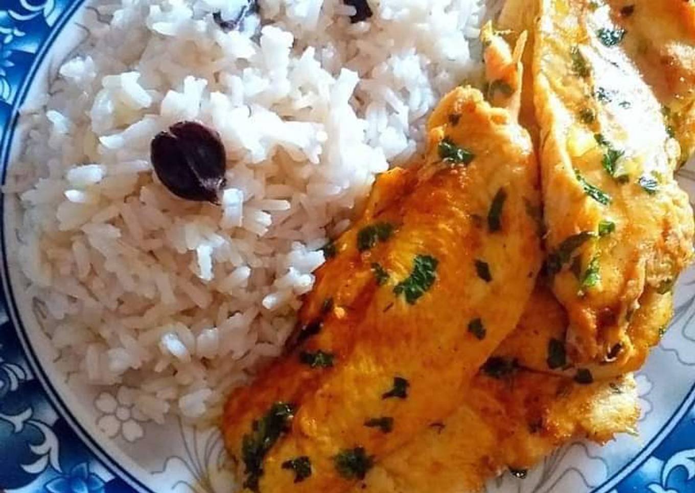 Filetes de pollo al tikka curry con arroz blanco al tikka masala