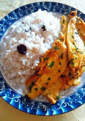Una foto de Filetes de pollo al tikka curry con arroz blanco al tikka masala