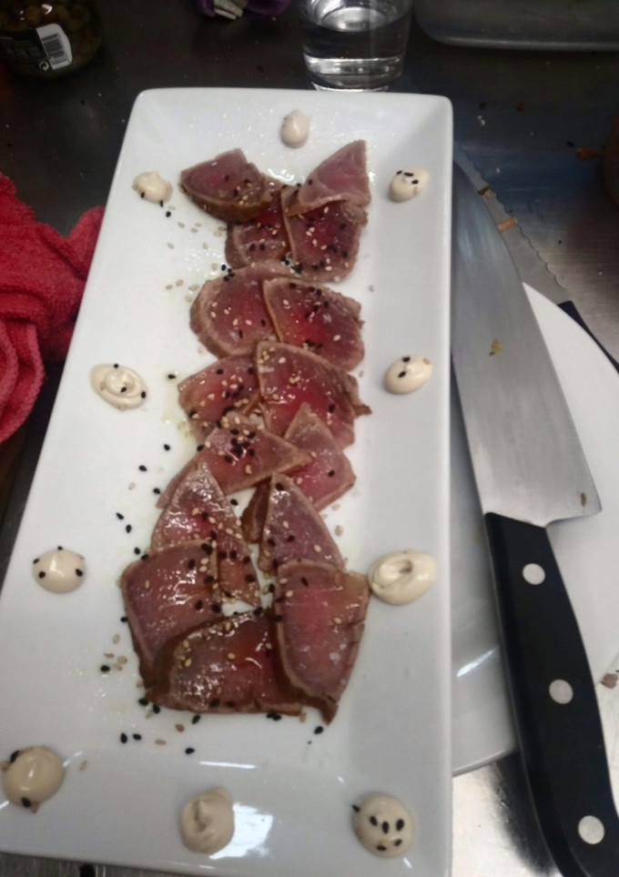 Una foto de Tataki de atún rojo
