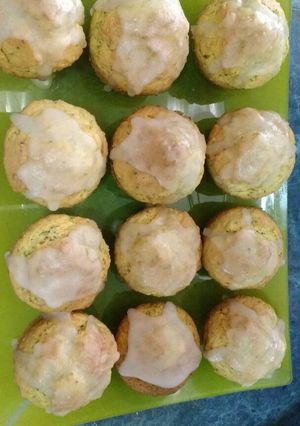 Una foto de Muffins de zanahoria y chía con glaseado de limón