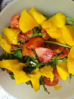 Una foto de Ensalada de berros con mango