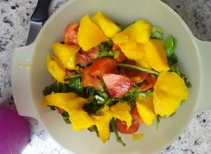Una foto de Ensalada de berros con mango