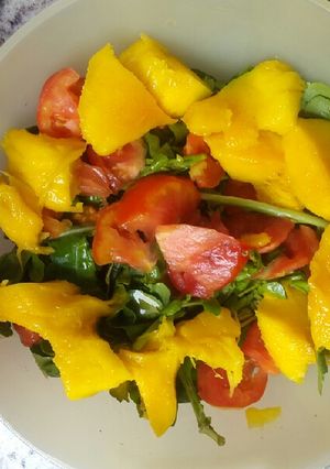 Una foto de Ensalada de berros con mango