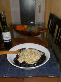 Una foto de Espaghettis negros con gulas y gambas
