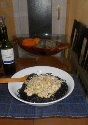 Una foto de Espaghettis negros con gulas y gambas
