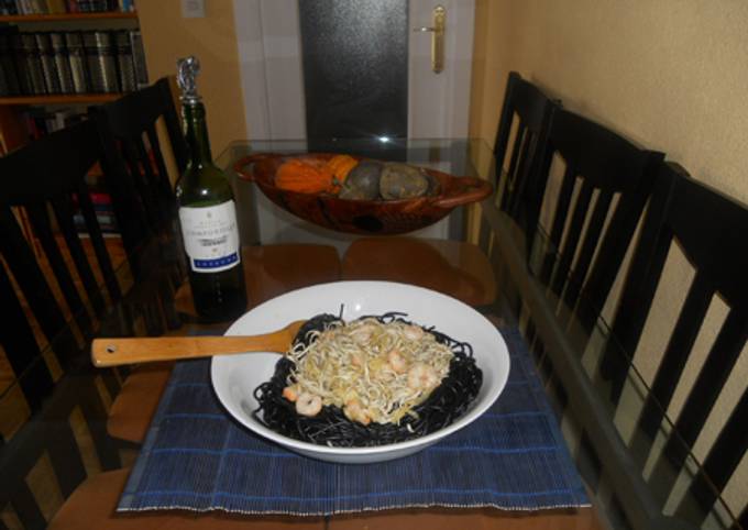 Foto principal de Espaghettis negros con gulas y gambas