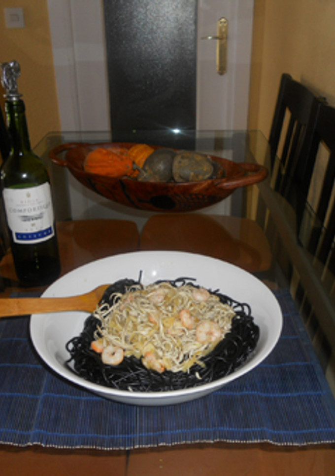 Una foto de Espaghettis negros con gulas y gambas