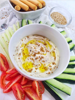 Una foto de Crema de yogur griego con limón y tahini