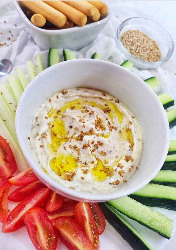 Una foto de Crema de yogur griego con limón y tahini