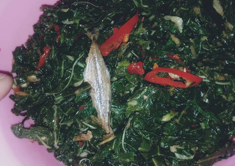 Tumis daun singkong