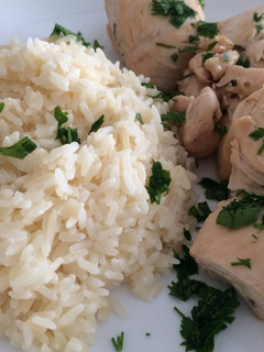 Una foto de Pollo al ajillo con arroz cremoso
