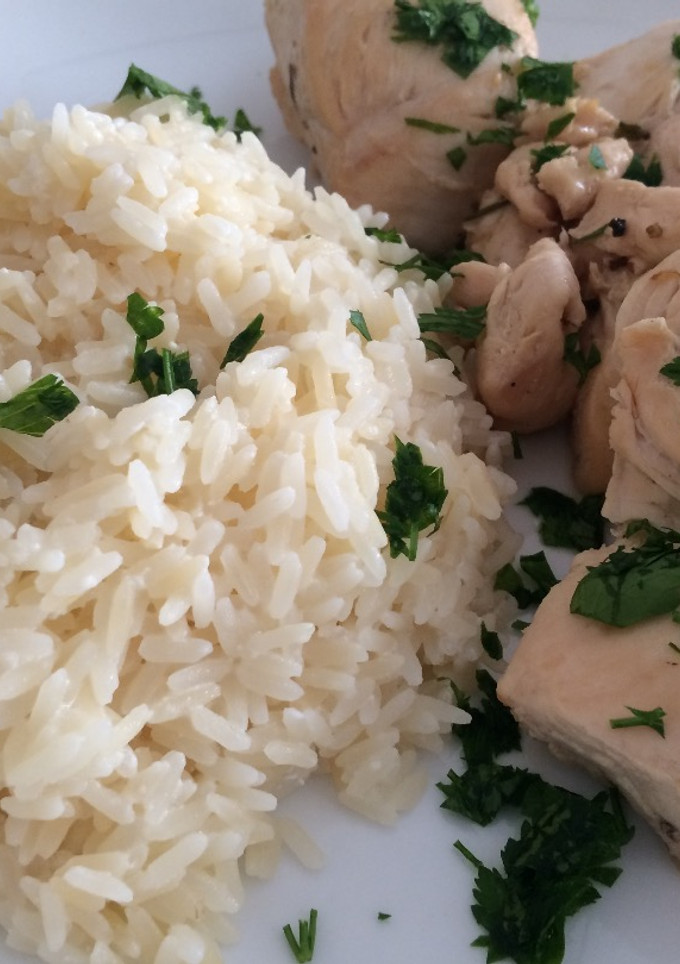 Una foto de Pollo al ajillo con arroz cremoso