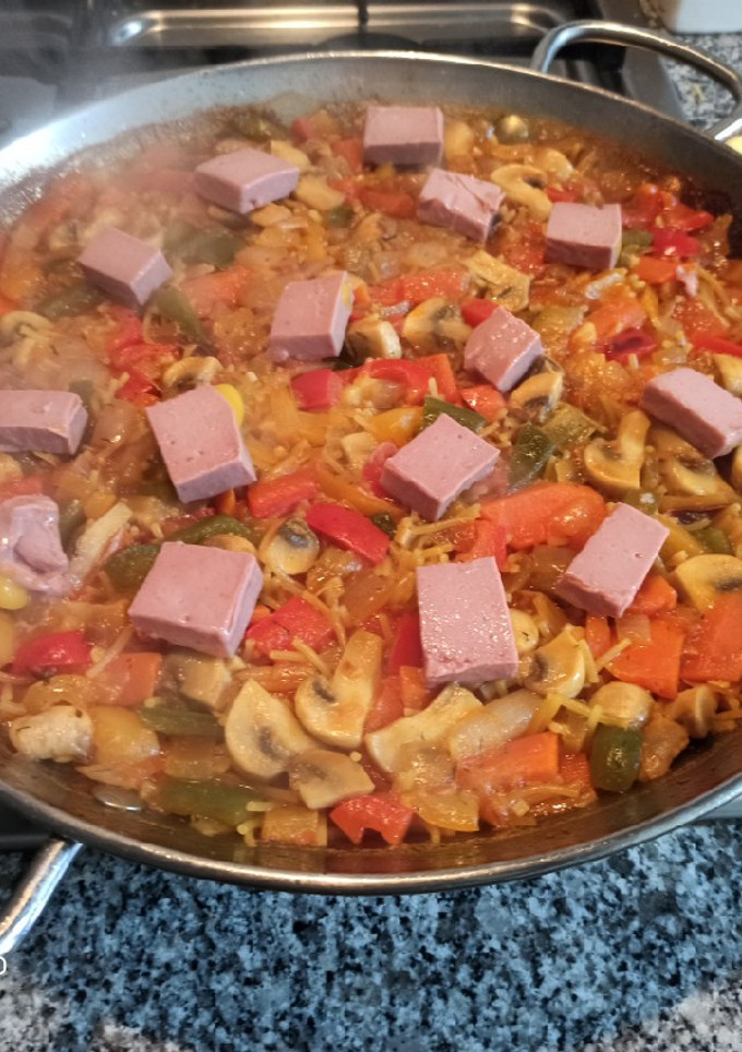 Una foto de Fideuá de verduras y mousse de pato
