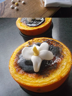 Una foto de Flan de naranja con flor de azahar