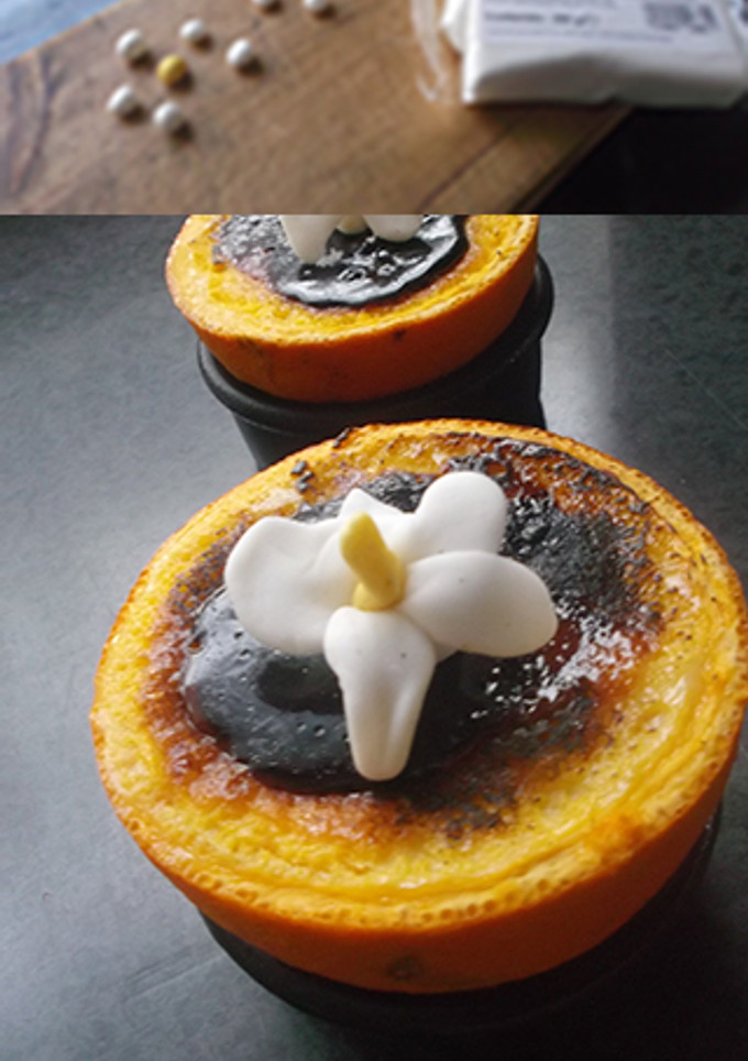 Una foto de Flan de naranja con flor de azahar