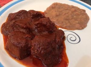 Una foto de Chambarete en adobo en olla de presión