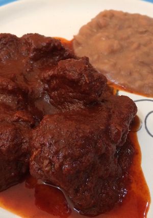 Una foto de Chambarete en adobo en olla de presión