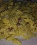 Fideos con huevo revuelto y panceta