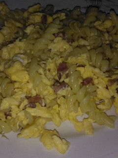 Una foto de Fideos con huevo revuelto y panceta