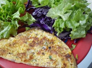 Una foto de Omellette de panceta, queso y hierbas aromáticas
