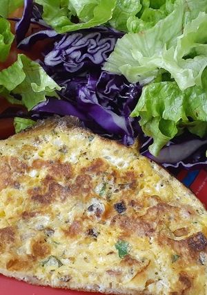 Una foto de Omellette de panceta, queso y hierbas aromáticas