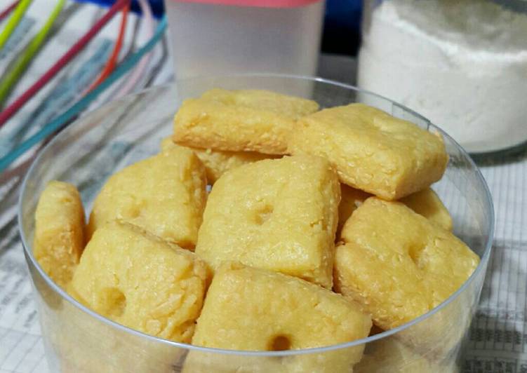 Resep Eggless Cheese Cubes oleh bundos - Cookpad