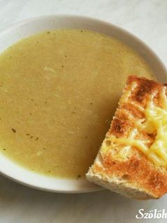 Hagymaleves pirítóssal recept fotója