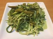 Una foto de fideos con salsa