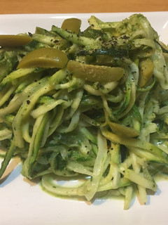 Una foto de *Fideos de zapallos italianos al pesto albahaca | Método Grez*