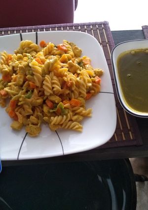 Una foto de Pasta con pollo y verduras