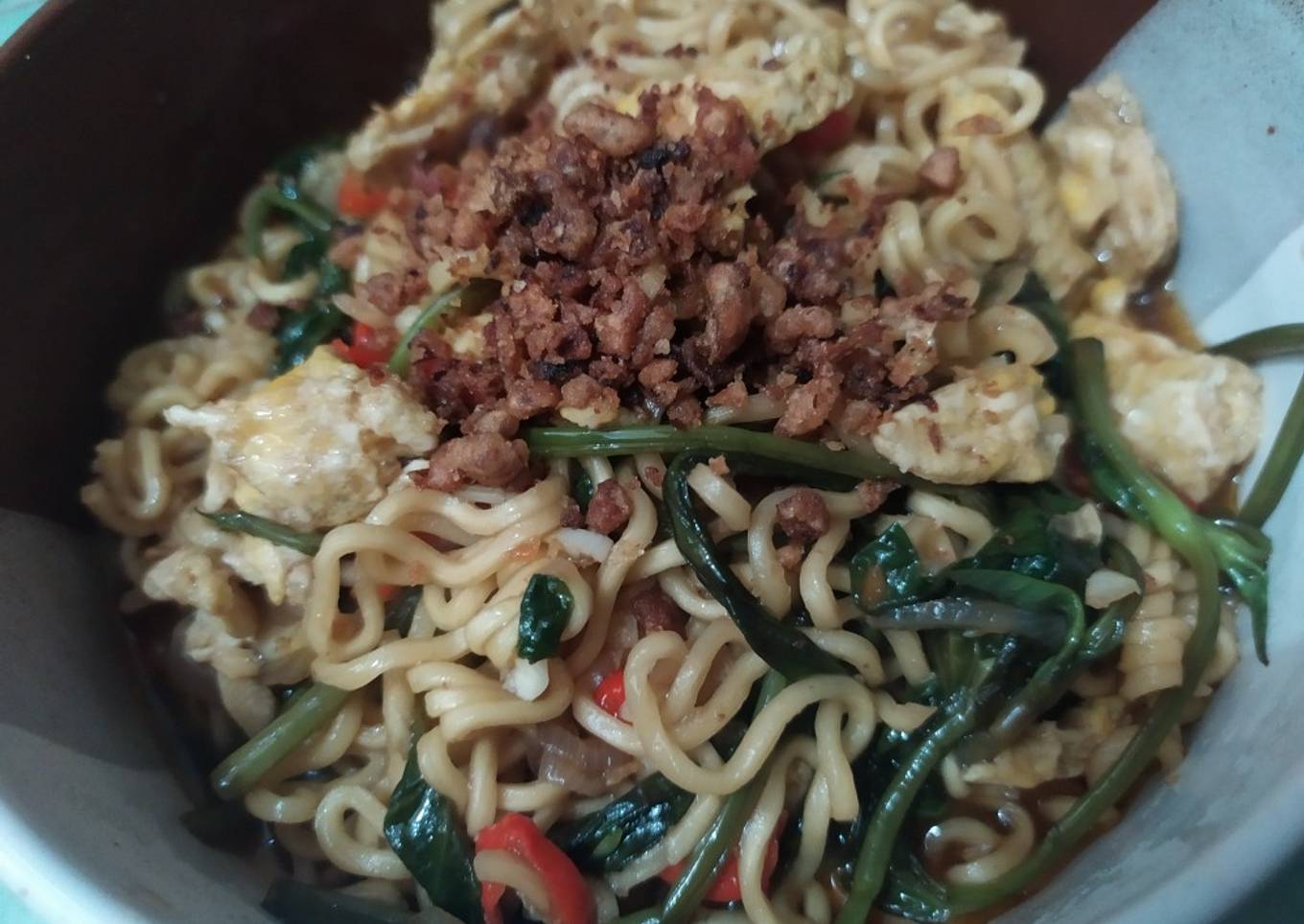 Mie nyemek kangkung