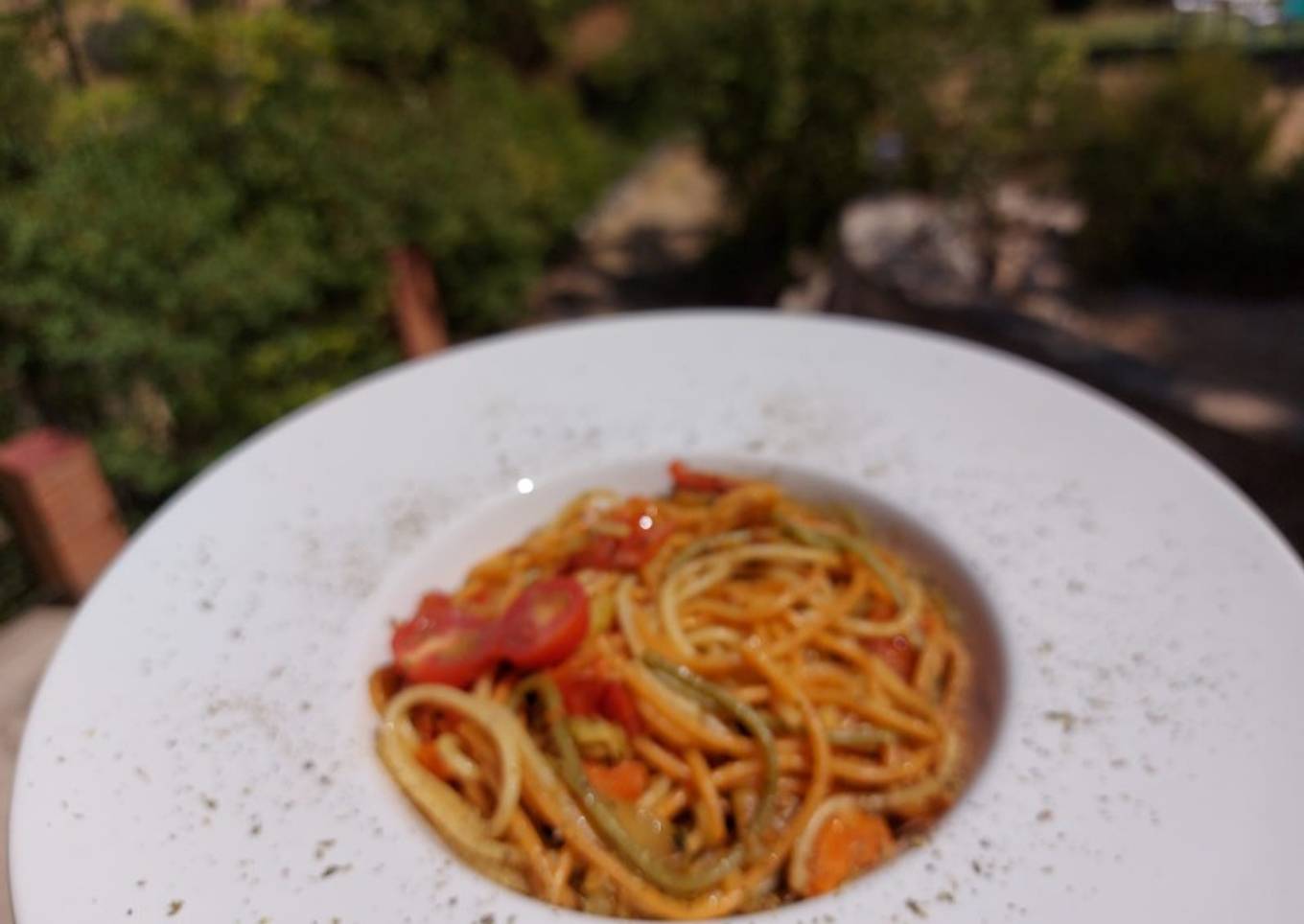 Spaghetti tricolor salteado con verduras