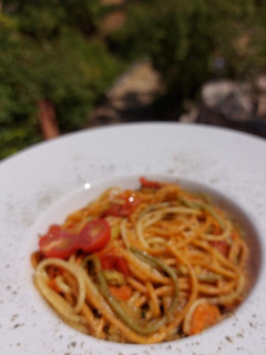 Una foto de Spaghetti tricolor salteado con verduras
