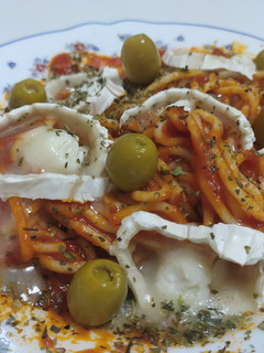 Una foto de Spaghettis con tomate, rulo de cabra y aceitunas