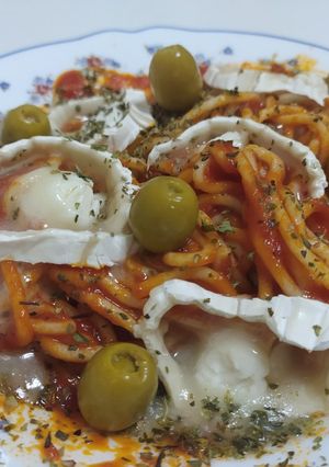Una foto de Spaghettis con tomate, rulo de cabra y aceitunas