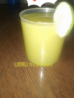 Lemon tsamiya da cucumber ainihin hoton girkin