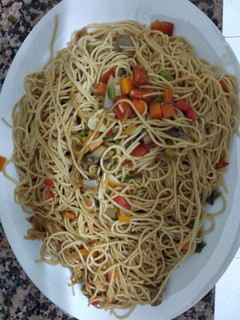 Una foto de Fideos orientales con salsa de soja y verduras mediterráneas