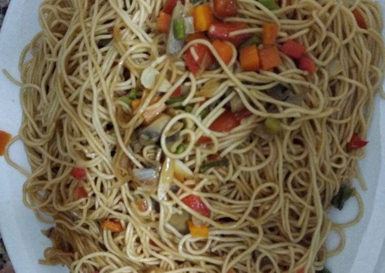 Fideos orientales con salsa de soja y verduras mediterráneas