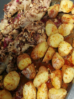 Una foto de Pollo asado con avellanas caramelizadas