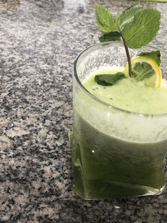 Una foto de Jugo verde con jengibre y limón