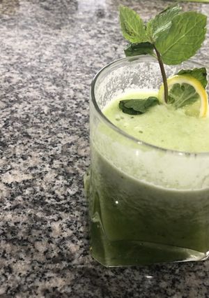 Una foto de Jugo verde con jengibre y limón