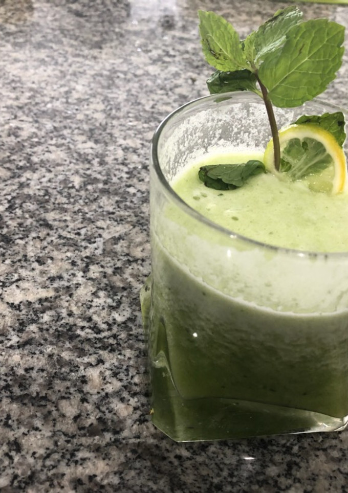 Una foto de Jugo verde con jengibre y limón