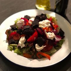 Black pudding, goats cheese and beetroot salad 🥗 🐐 A picture of Black pudding, goats cheese and beetroot salad 🥗 🐐.