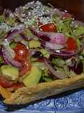 Ensalada de palta en canastilla de parmesano