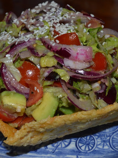 Una foto de Ensalada de palta en canastilla de parmesano