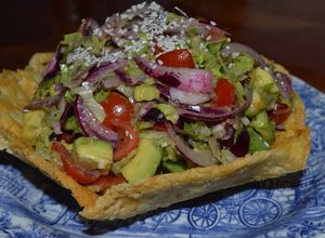 Una foto de Ensalada de palta en canastilla de parmesano