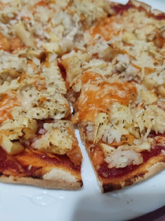 Una foto de Pizza de aprovechamiento dulce y salada (mi estilo)