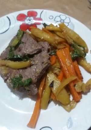 Una foto de Bife con verduras