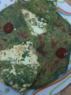 પાલક પનીર પરોઠા(Palak paneer parotha recipe in Gujarati) રેસીપી મુખ્ય ફોટો
